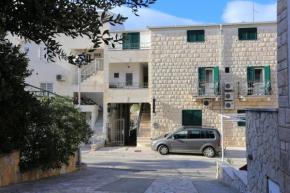 Apartments with a parking space Makarska - 16450